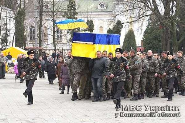 На Волыни в последний путь проводили земляка, погибшего под Иловайском На Волыни в последний путь проводили земляка, погибшего под Иловайском