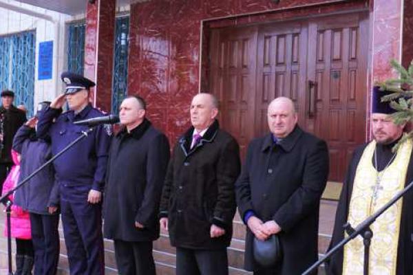 Мемориальную доску в честь погибшего под Иловайском милиционера установили на Херсонщине Мемориальную доску в честь погибшего под Иловайском милиционера установили на Херсонщине