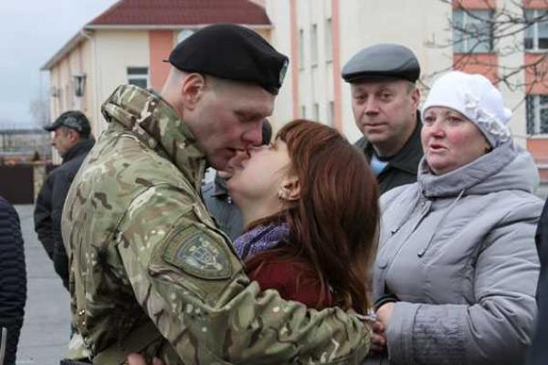 Родные, коллеги и друзья проводили на опасный Восток винницких правоохранителей Родные, коллеги и друзья проводили на опасный Восток винницких правоохранителей