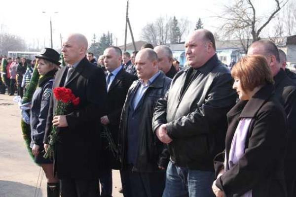На Черниговщине проводили в последний путь милиционера, погибшего в зоне АТО На Черниговщине проводили в последний путь милиционера, погибшего в зоне АТО