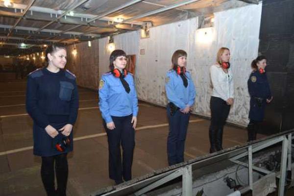 Для харьковских женщин-милиционеров накануне праздника устроили соревнования по стрельбе Для харьковских женщин-милиционеров накануне праздника устроили соревнования по стрельбе