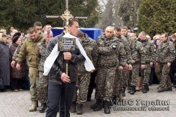 На Волыни в последний путь проводили земляка, погибшего под Иловайском На Волыни в последний путь проводили земляка, погибшего под Иловайском