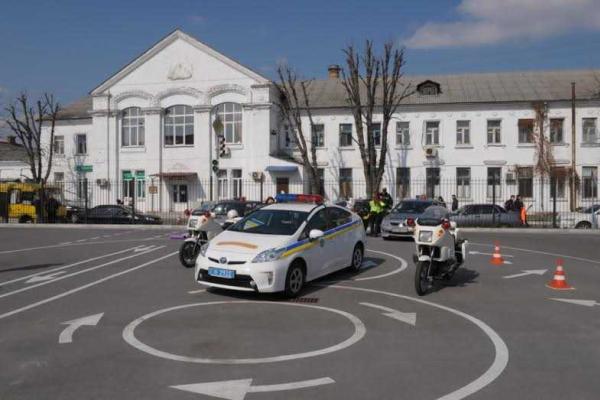 В Киеве работники управления ГАИ провели обучающий тренинг для учащихся школ В Киеве работники управления ГАИ провели обучающий тренинг для учащихся школ