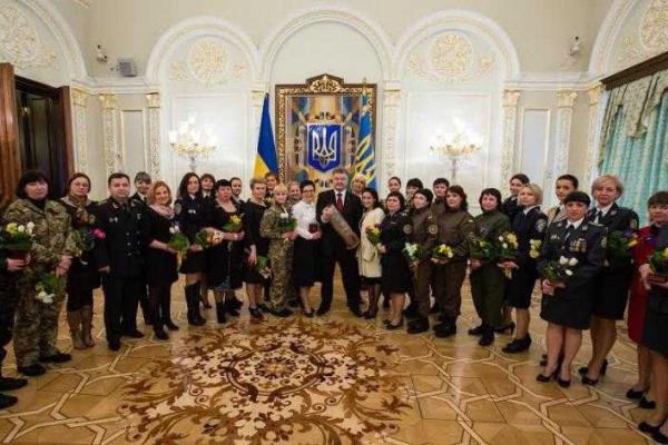 Президент Украины наградил женщин-военнослужащих