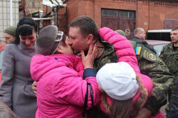Улыбки, объятия и слезы радости ждали на Житомирщине правоохранителей, вернувшихся с Донбасса Улыбки, объятия и слезы радости ждали на Житомирщине правоохранителей, вернувшихся с Донбасса