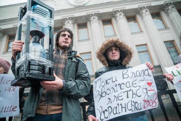 Под стенами ВРУ состоялась акция "Пока власти медлят, льется украинская кровь"