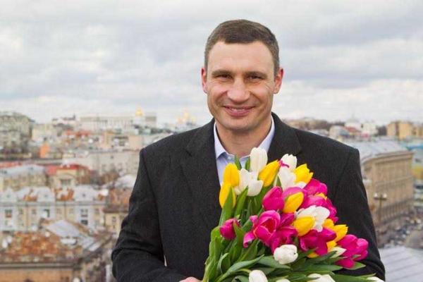 Киевлянки получили поздравления и цветы из рук Виталия Кличко Киевлянки получили поздравления и цветы из рук Виталия Кличко