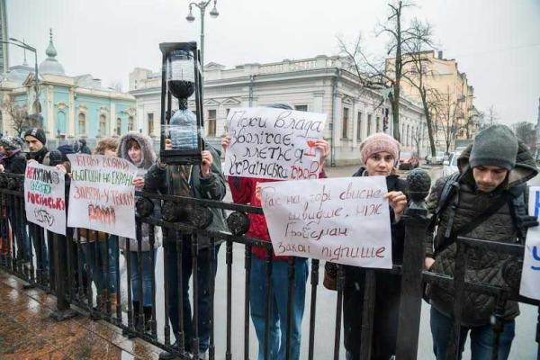 Под стенами ВРУ состоялась акция "Пока власти медлят, льется украинская кровь"