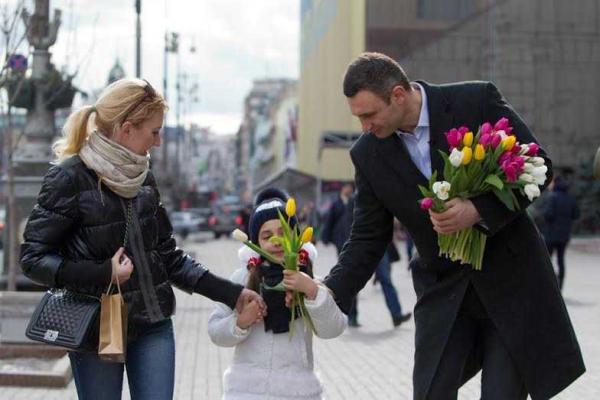 Киевлянки получили поздравления и цветы из рук Виталия Кличко Киевлянки получили поздравления и цветы из рук Виталия Кличко