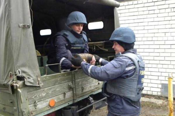 Черниговские спасатели обезвредили "подарки" минувшей войны Черниговские спасатели обезвредили "подарки" минувшей войны