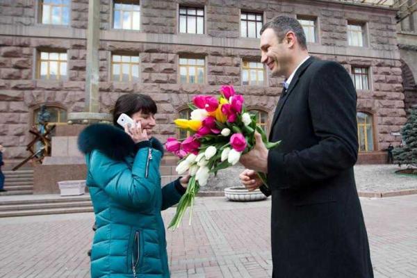 Киевлянки получили поздравления и цветы из рук Виталия Кличко Киевлянки получили поздравления и цветы из рук Виталия Кличко