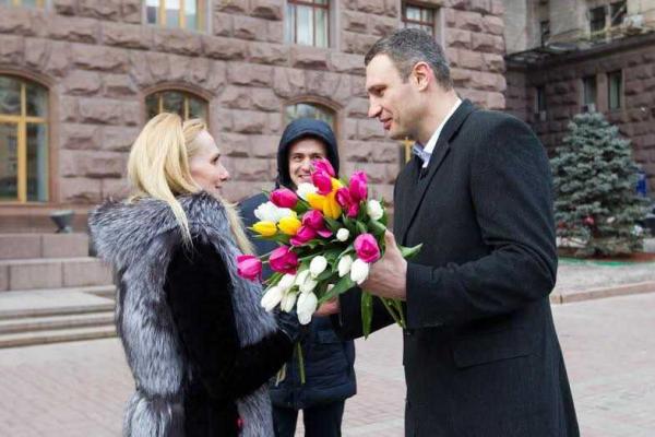 Киевлянки получили поздравления и цветы из рук Виталия Кличко Киевлянки получили поздравления и цветы из рук Виталия Кличко