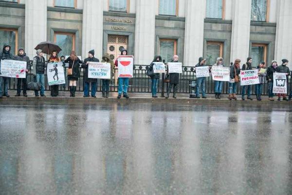 Под стенами ВРУ состоялась акция "Пока власти медлят, льется украинская кровь"