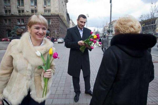 Киевлянки получили поздравления и цветы из рук Виталия Кличко Киевлянки получили поздравления и цветы из рук Виталия Кличко