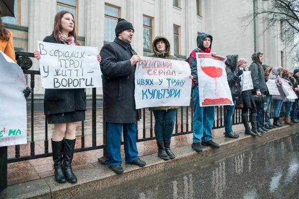 Под стенами ВРУ состоялась акция "Пока власти медлят, льется украинская кровь"