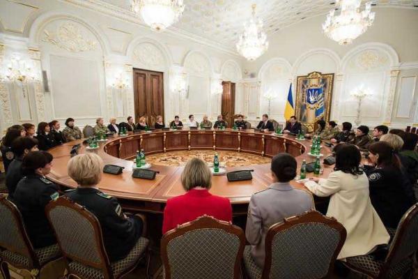 Президент Украины наградил женщин-военнослужащих