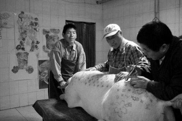 Для мастера тату из Бельгии моделями служат... свиньи