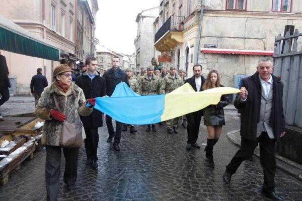 Во Львове бойцы АТО приняли участие в торжествах по случаю 25 годовщины поднятия флага Украины над Ратушей Во Львове бойцы АТО приняли участие в торжествах по случаю 25 годовщины поднятия флага Украины над Ратушей