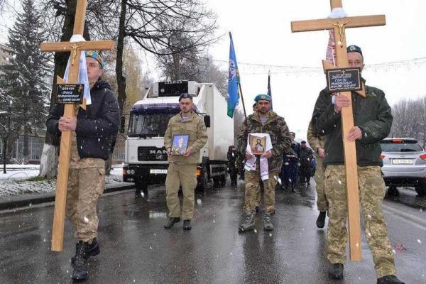 Винница со слезами на глазах прощалась с героями-десантниками, погибшими на Донбассе