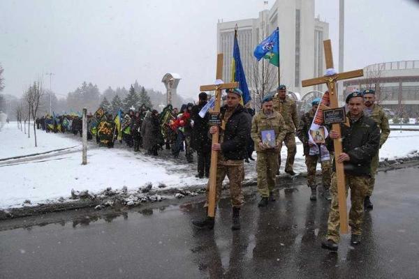 Винница со слезами на глазах прощалась с героями-десантниками, погибшими на Донбассе