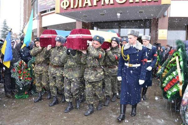 Винница со слезами на глазах прощалась с героями-десантниками, погибшими на Донбассе