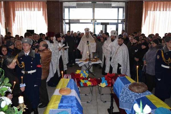 Винница со слезами на глазах прощалась с героями-десантниками, погибшими на Донбассе