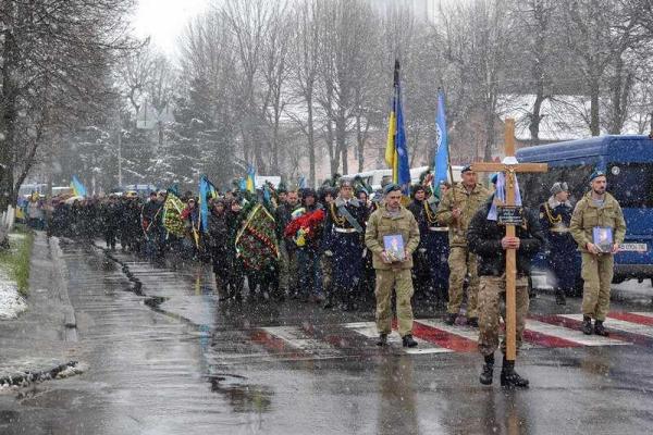 Винница со слезами на глазах прощалась с героями-десантниками, погибшими на Донбассе