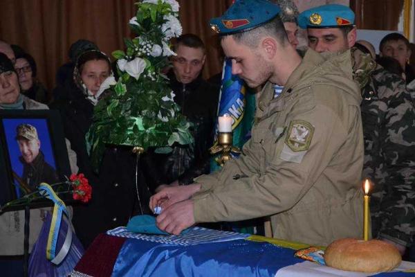 Винница со слезами на глазах прощалась с героями-десантниками, погибшими на Донбассе
