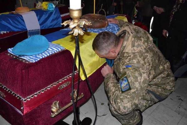 Винница со слезами на глазах прощалась с героями-десантниками, погибшими на Донбассе