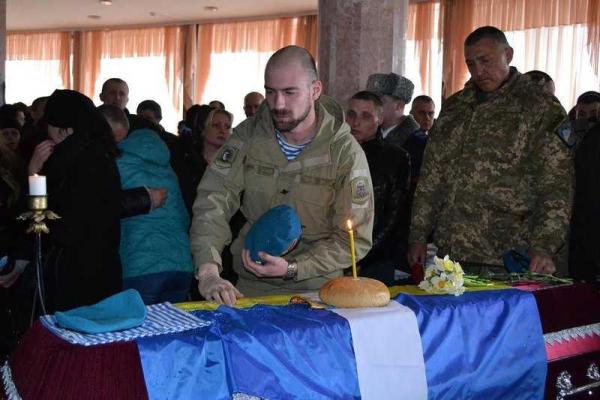 Винница со слезами на глазах прощалась с героями-десантниками, погибшими на Донбассе
