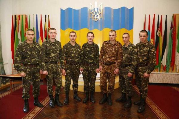 Военнослужащих-срочников торжественно уволили в запас в Одесской Военной Академии Военнослужащих-срочников торжественно уволили в запас в Одесской Военной Академии