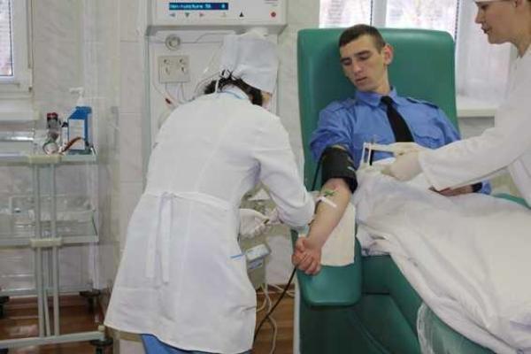 Запорожские милиционеры и курсанты сдали кровь для онкобольных малышей