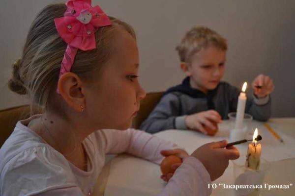 На Закарпатье для детей-переселенцев устроили мастер-класс по изготовлению писанок На Закарпатье для детей-переселенцев устроили мастер-класс по изготовлению писанок