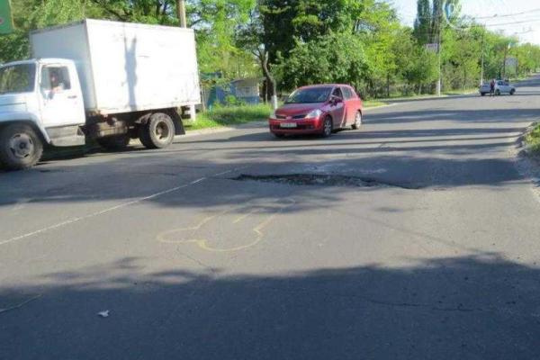 Интересный способ борьбы с ямами на дорогах избрали жители Мариуполя