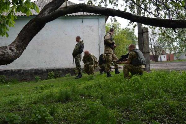 Глава Луганщины побывал в прифронтовых селах: люди устали от стрельбы, безденежья и безработицы Глава Луганщины побывал в прифронтовых селах: люди устали от стрельбы, безденежья и безработицы
