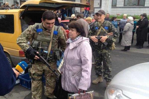 Украинские военные продолжают доставлять гуманитарную помощь в прифронтовые населенные пункты Украинские военные продолжают доставлять гуманитарную помощь в прифронтовые населенные пункты