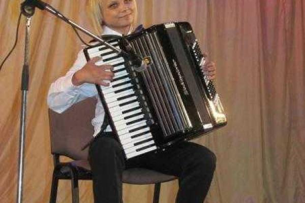 Военные артисты подарили свое мастерство защитникам Родины в прифронтовом Мариуполе