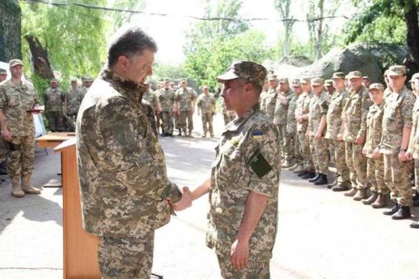 Порошенко на Донетчине провел рабочее совещание в штабе АТО Порошенко на Донетчине провел рабочее совещание в штабе АТО