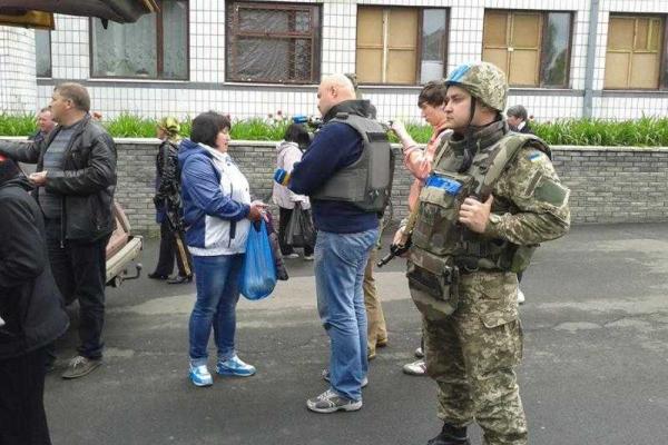 Украинские военные продолжают доставлять гуманитарную помощь в прифронтовые населенные пункты Украинские военные продолжают доставлять гуманитарную помощь в прифронтовые населенные пункты