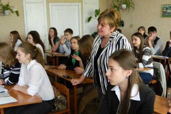 К ученикам артемовской школы пришли желанные гости - бойцы, защищающие город К ученикам артемовской школы пришли желанные гости - бойцы, защищающие город