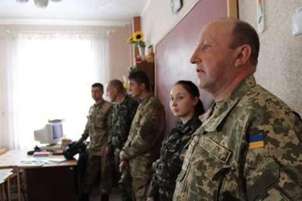 К ученикам артемовской школы пришли желанные гости - бойцы, защищающие город К ученикам артемовской школы пришли желанные гости - бойцы, защищающие город