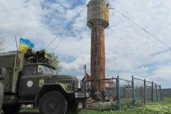 Украинские бойцы успевают не только защищать Родину, но и помогают мирному неселению  Украинские бойцы успевают не только защищать Родину, но и помогают мирному неселению
