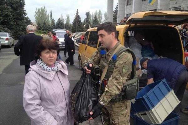 Украинские военные продолжают доставлять гуманитарную помощь в прифронтовые населенные пункты Украинские военные продолжают доставлять гуманитарную помощь в прифронтовые населенные пункты