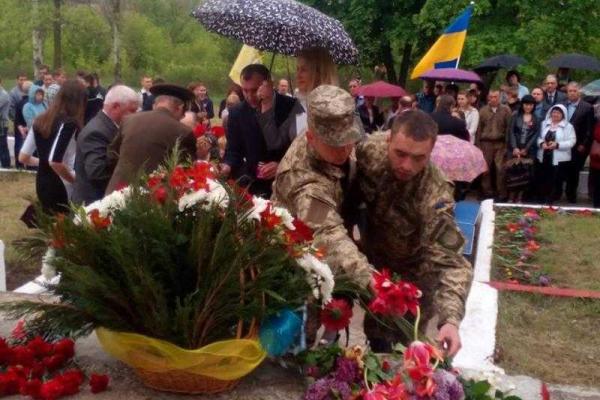 Жители Краматорска почтили память погибших в кровавой войне Жители Краматорска почтили память погибших в кровавой войне