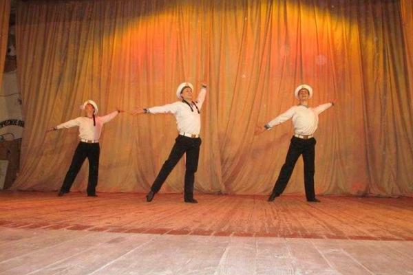 Военные артисты подарили свое мастерство защитникам Родины в прифронтовом Мариуполе