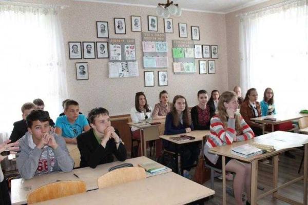 К ученикам артемовской школы пришли желанные гости - бойцы, защищающие город К ученикам артемовской школы пришли желанные гости - бойцы, защищающие город