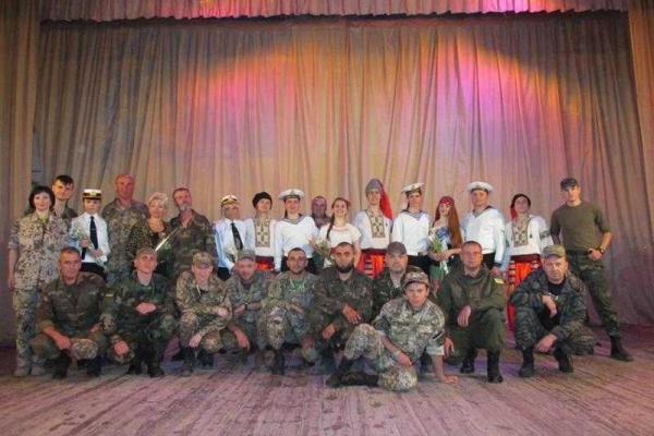 Военные артисты подарили свое мастерство защитникам Родины в прифронтовом Мариуполе