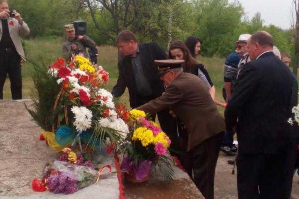 Жители Краматорска почтили память погибших в кровавой войне Жители Краматорска почтили память погибших в кровавой войне