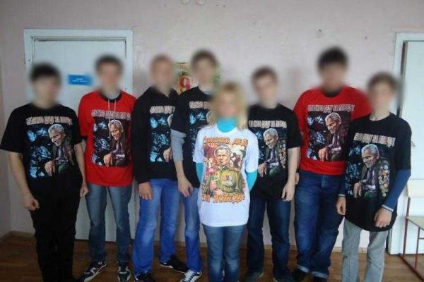 Школьников "ДНР" одели в "идейные" футболки Школьников "ДНР" одели в "идейные" футболки