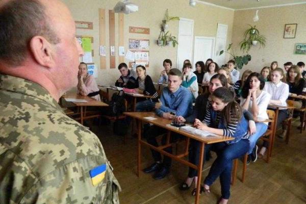 К ученикам артемовской школы пришли желанные гости - бойцы, защищающие город К ученикам артемовской школы пришли желанные гости - бойцы, защищающие город
